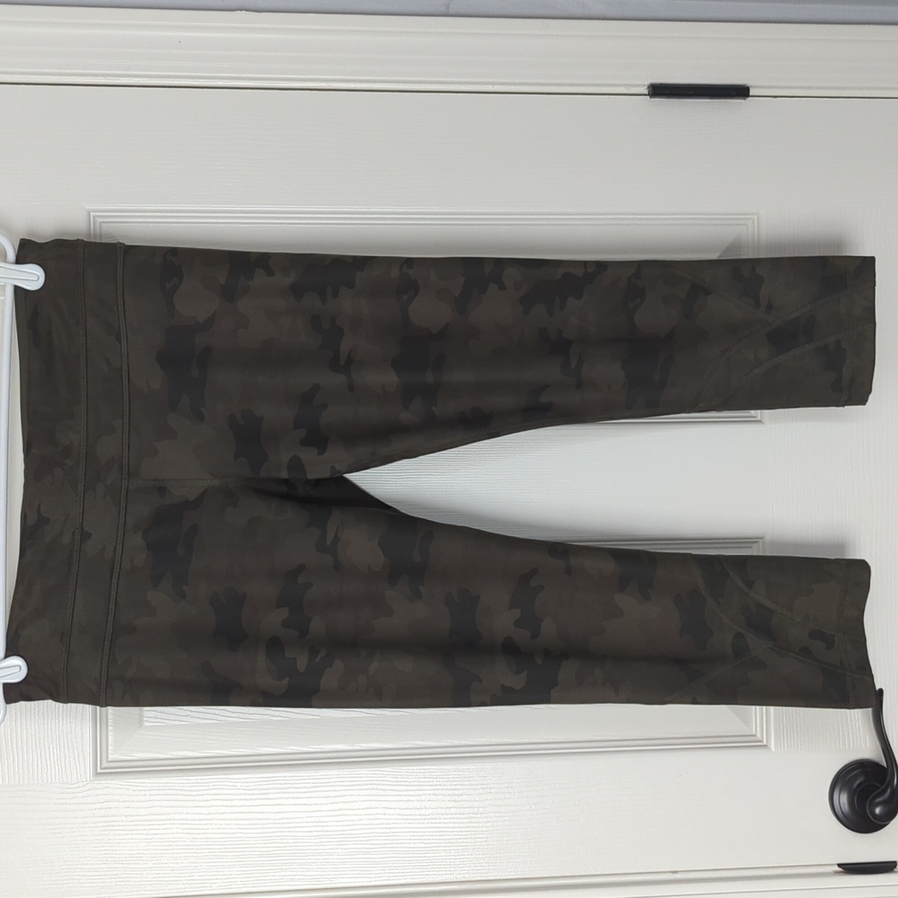 lululemon athletica Cropped Green Camouflage Leggings - Picture 6 of 7